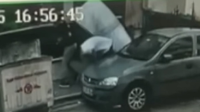 Mersin’de bir apartmanın damından halatla taşınan 500 litrelik boş su deposu, arkadaşıyla sohbet eden kişinin üstüne düştü