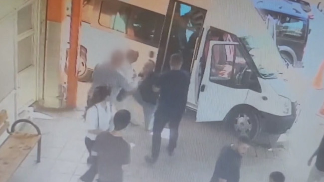 HATAY’DA BİR YOLCU, TARTIŞTIĞI MİNİBÜS ŞOFÖRÜNÜN KULAĞININ BİR BÖLÜMÜNÜ ISSIRARAK KOPARDI!