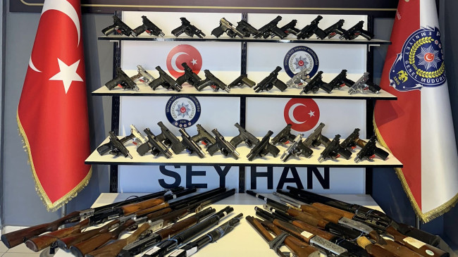 Adana’nın merkez Seyhan ilçesinde, polisin geçen haftaki operasyon ve denetimlerinde 43 ruhsatsız silah ele geçirildi