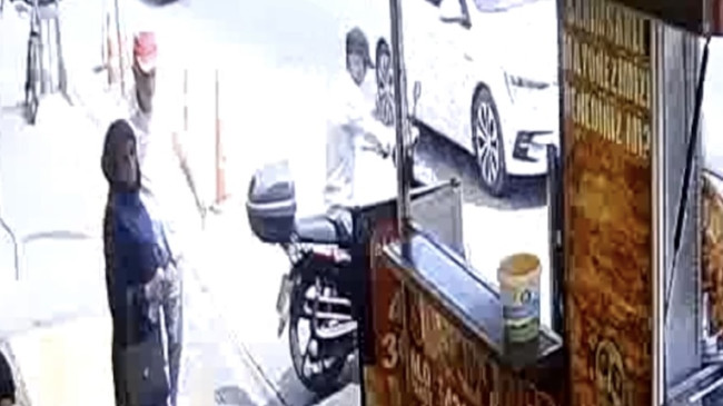 Adana’da bir kişinin motosiklet çalması güvenlik kamerasına yansıdı