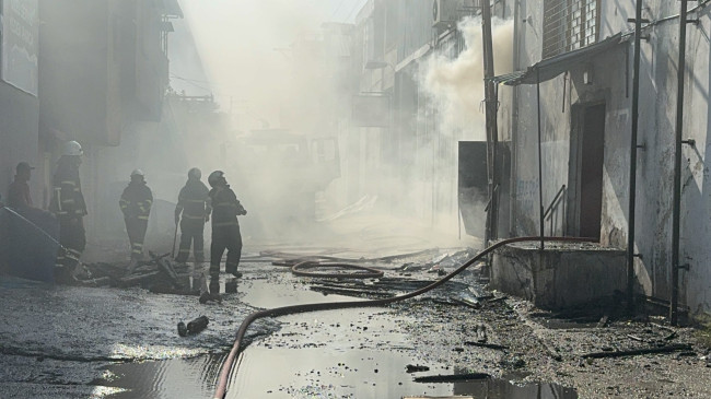 ADANA’DA 4 KATLI BİR İŞ YERİNDE YANGIN ÇIKTI