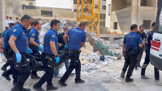 ADANA’DA KULE VİNÇTEN DÜŞEN İNŞAAT MALZEMELERİNİN ALTINDA KALAN 2 İŞÇİ HAYATINI KAYBETTİ