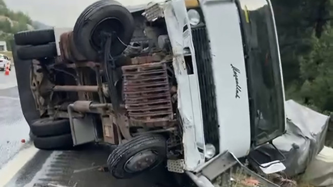 Adana’da, otoyolda 4 aracın karıştığı trafik kazasında 2 kişi yaralandı.