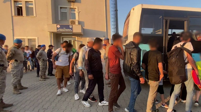 MERSİN’DE 50 DÜZENSİZ GÖÇMEN YAKALANDI, GÖÇMEN KAÇAKÇILIĞI YAPTIĞI ÖNE SÜRÜLEN 1 KİŞİ  YAKALANDI