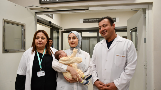 Adana’da tüp bebek tedavisiyle çocuk sahibi olan çift oğullarına doktorun adını verdi