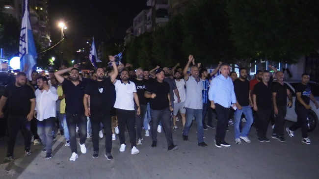 ADANA DEMİRSPORLU TARAFTARLARI, KULÜP BAŞKANI MURAT SANCAK VE YÖNETİMİ PROTESTO ETMEK AMACIYLA YÜRÜYÜŞ DÜZENLEDİ