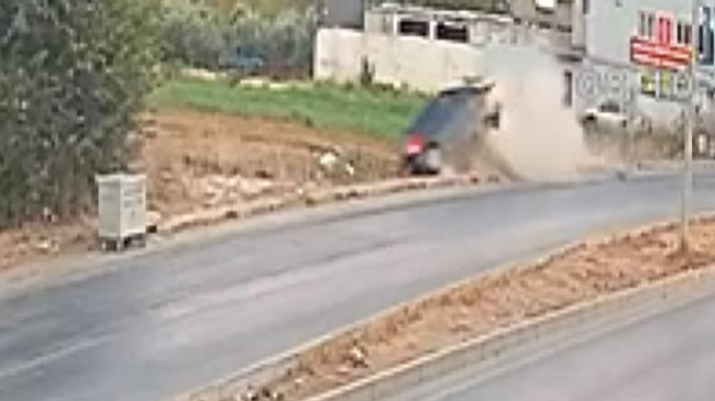 Adana’da tarlaya devrilen otomobilin sürücüsü yaralandı