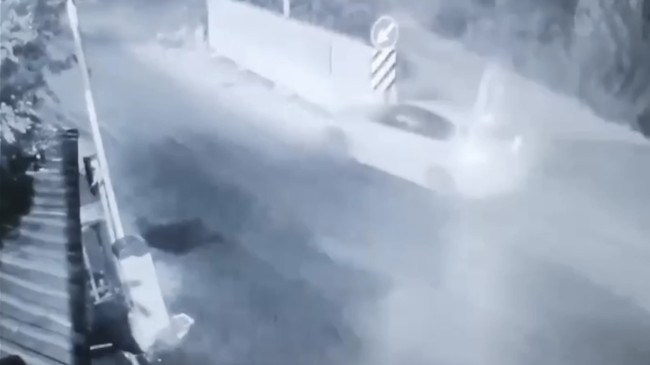 Adana’da beton bariyere çarpan aracın şoförü yaşamını yitirdi