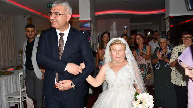ADANA’DA 83 YAŞINDAKİ KADININ GELİNLİK GİYME HAYALİ, TEMSİLİ DÜĞÜNLE GERÇEKLEŞTİRİLDİ