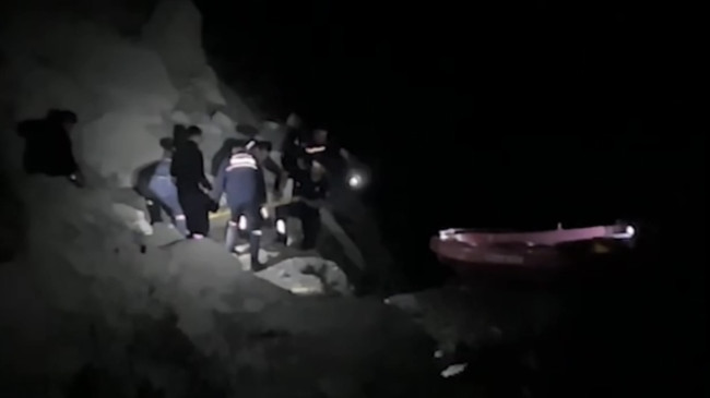 Adana’da yaklaşık 30 metre yüksekliğindeki uçuruma yuvarlanan kişi yaralandı.