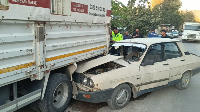 Adana’da park halindeki kamyonete çarpan otomobildeki 3 kişi yaralandı