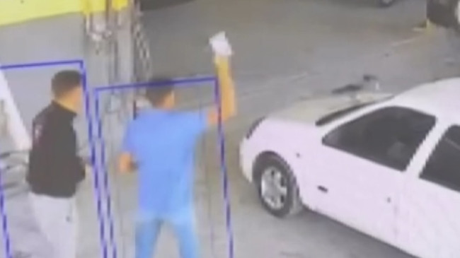 Mersin’de karganın otomobilin ön camına bırakılan anahtarı alması güvenlik kamerasında