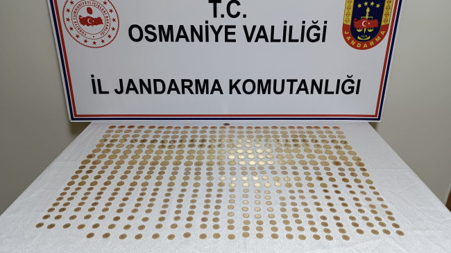 OSMANİYE’DE BİR OTOMOBİLDE YAPILAN ARAMADA, İZİNSİZ BASILDIĞI BELİRLENEN TAM, YARIM, ÇEYREK ALTIN ELE GEÇİRİLDİ