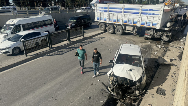 ADANA’DA KAMYON İLE OTOMOBİLİN ÇARPIŞTIĞI KAZADA 1 KİŞİ YARALANDI