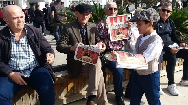 Adana’da öğrenciler Cumhuriyet’in ilan edildiğini duyuran gazete dağıttı