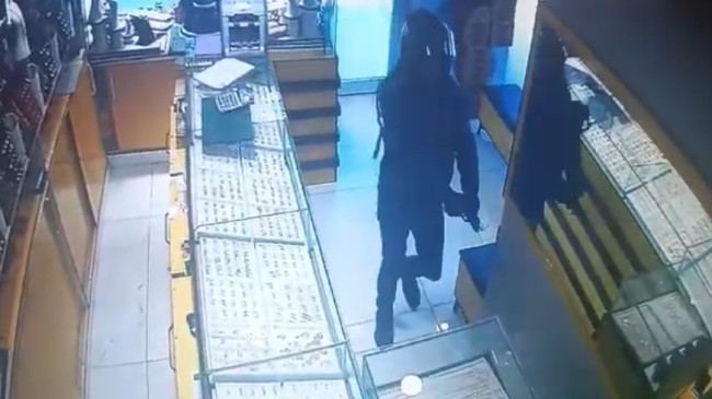 ADANA’DA KUYUMCUYU TABANCAYLA YARALAYAN ZANLILAR VİTRİNDEKİ BİR MİKTAR  ALTINI ALIP KAÇTILAR