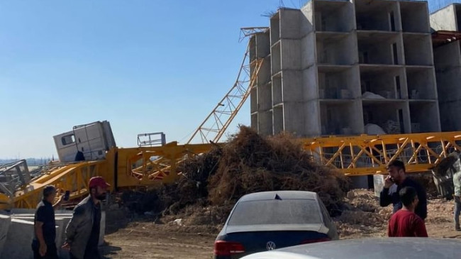 ADANA’DA KULE VİNCİ DEVRİLDİ OPERATÖRÜ HAYATINI KAYBETTİ…