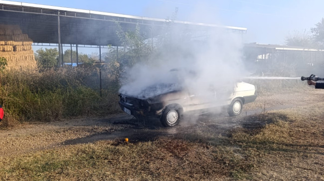 Adana’da park halindeki otomobil yandı