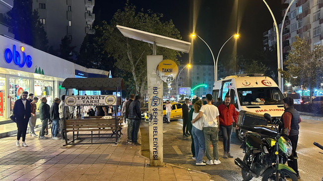 ADANA’DA TAKSİCİLER ARASINDA ÇIKAN SİLAHLI VE BIÇAKLI KAVGADA 3 KİŞİ YARALANDI