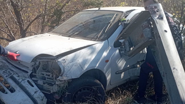 Adana’da bariyerlere çarpıp devrilen otomobilin sürücüsü hayatını kaybetti