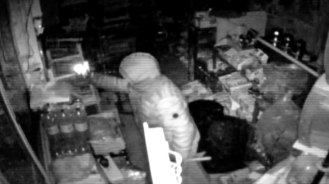 Adana’da Hırsızlık yaptığı tekel deposunda kameraya yakalanmamak için çakmak ışığıyla gezdi, 150 Bin Liralık içki ve sigara çaldı