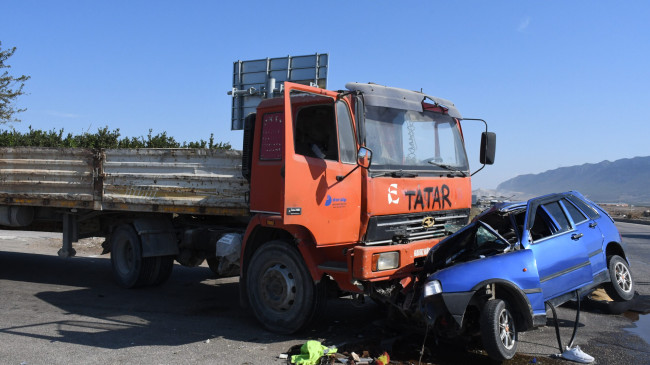Adana tırla çarpışan otomobildeki 1 kişi öldü, 1 kişi yaralandı