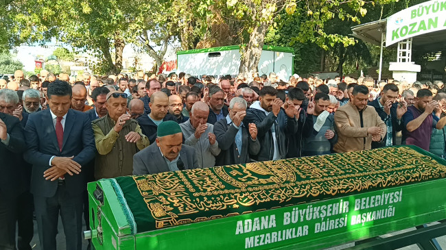 Adana’da otomobil ile motosikletin çarpıştığı kazada köprüden düşmesi sonucu yaşamını yitiren çocuğun cenazesi toprağa verildi.