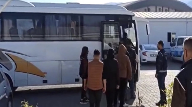 Osmaniye’de durdurulan otobüste, yurda kaçak yollarla girdiği belirlenen 10 düzensiz göçmen yakalandı.