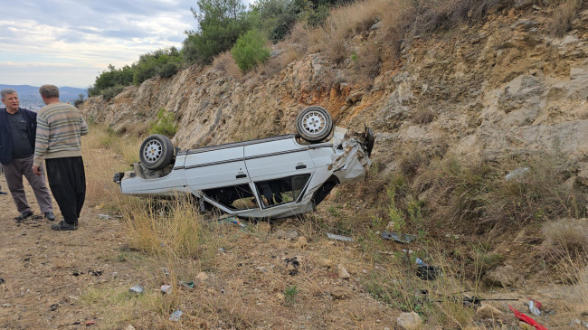 Adana’da devrilen otomobilin sürücüsü yara almadan kurtuldu