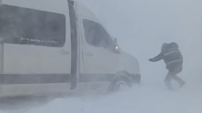 Adana’nın Feke ilçesinde, karda mahsur kalan minibüsteki 12 maden işçisi kurtarıldı.