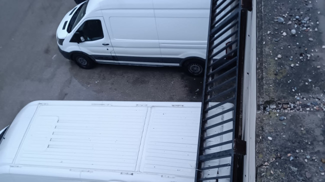 Adana’da köprünün demir korkuluğu 3 panelvanın üzerine devrildi