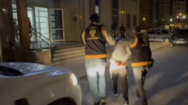 Adana’da “uyuşturucu ticareti” suçundan 17 yıl 2 ay 20 gün kesinleşmiş hapis cezasıyla aranan firari hükümlü yakalandı.