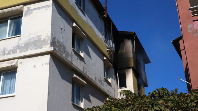 Hatay’da apartmanın çatı katında çıkan yangın söndürüldü