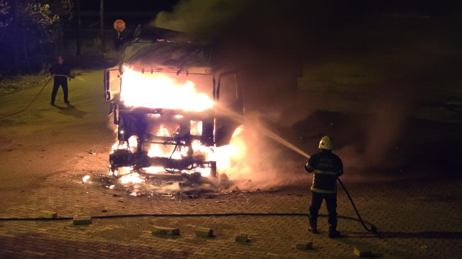 HATAY’DA PARK HALİNDEKİ TIR ALEV ALEV YANDI