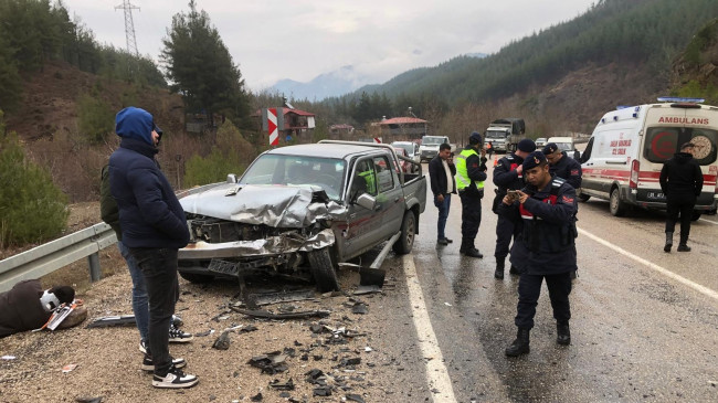 Adana’da otomobil ile kamyonetin çarpışması sonucu 6 kişi yaralandı