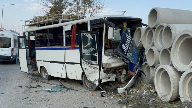 Adana’da otomobil ve midibüsün çarpıştığı kazada 2 kişi yaralandı