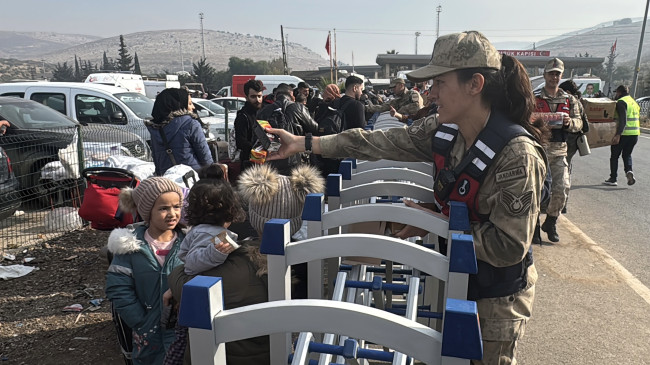 ÜLKELERİNE DÖNEN SURİYELİLER İÇİN HATAY’DAKİ YAYLADAĞI SINIR KAPISI AÇILDI