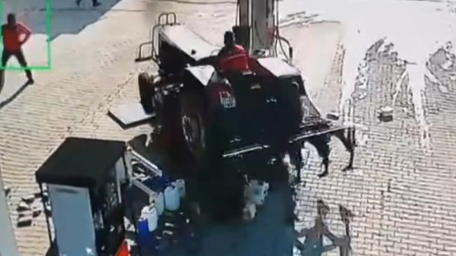 Hatay’da sürücüsünün kontrolünden çıkan traktör akaryakıt pompasına çarptı