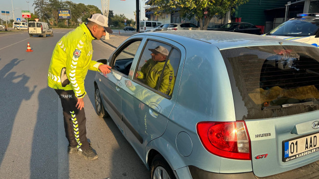 Adana’da polisler, sürücülere “akıllı kavşak” kullanımını anlattı