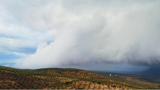 Osmaniye’de öğle saatlerinde yağmur bulutları ve sisin, rüzgarın etkisiyle dairesel hareketler yaparak ilerledi.
