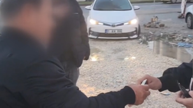 ADANA’DA KORSAN OTOPARKÇILIK YAPAN ZANLI YAKALANDI