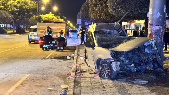 Adana’da tabela direğine çarpan hafif ticari araçtaki 1 kişi öldü, 1 kişi yarakandı