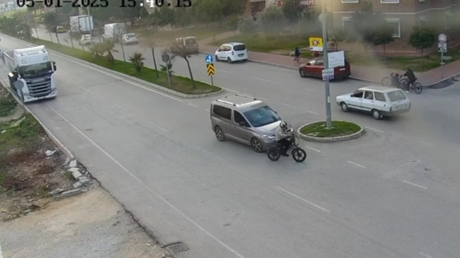 Adana’da elektrikli bisiklet sürücüsünün yaralandığı kaza güvenlik kamerasında