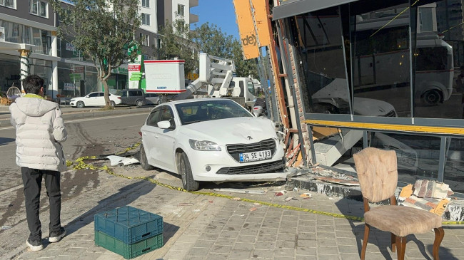 Adana’da otomobil ile motosikletin karıştığı kazada 2’si yaya 4 kişi yaralandı