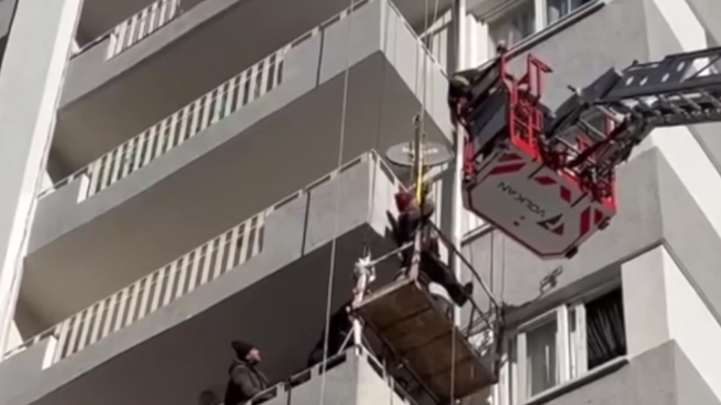 Adana’da bir apartmanı boyadığı esnada asansör halatının kopması sonucu 4’üncü katta mahsur kalan işçiyi itfaiye ekipleri kurtardı