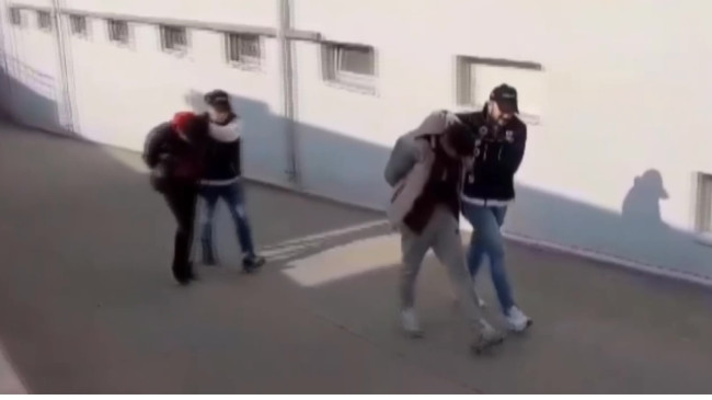 Adana’da 397 uyuşturucu hap bulunan motosikletteki 2 zanlıdan 1’i tutuklandı