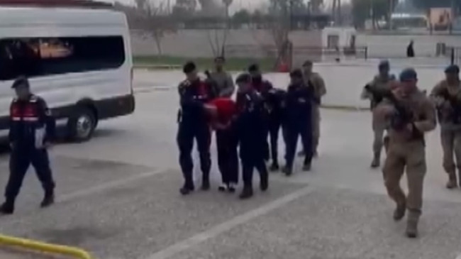 Adana’da 4 ayrı suçtan aranması ve 49 ayrı suç kaydı bulunan firari hükümlü jandarmanın operasyonuyla yakalandı