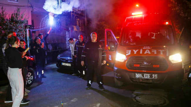 Adana’da emekli olan itfaiye erine mesai arkadaşlarından sürpriz veda