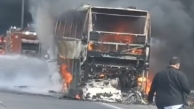 ADANA’DA SEYİR HALİNDEKİ YOLCU OTOBÜSÜ YANARAK KULLANILAMAZ HALE GELDİ