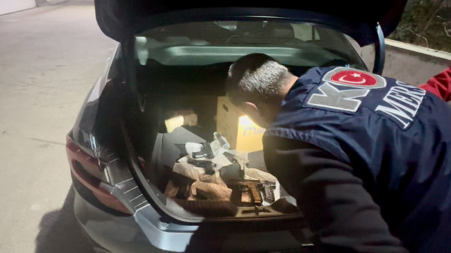 Mersin’de bir otomobilde 40 ruhsatsız tabanca ele geçirildi, gözaltına alınan 2 şüpheli tutuklandı